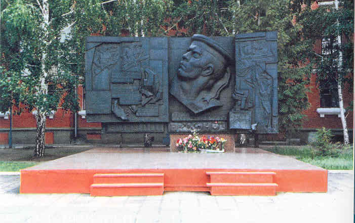 Памятник-бюст Е. А. Никонова